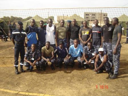 match de volley-ball � la foire en d�cembre 2006, pompiers contre gendarmes dont les pompiers ont gagn�s